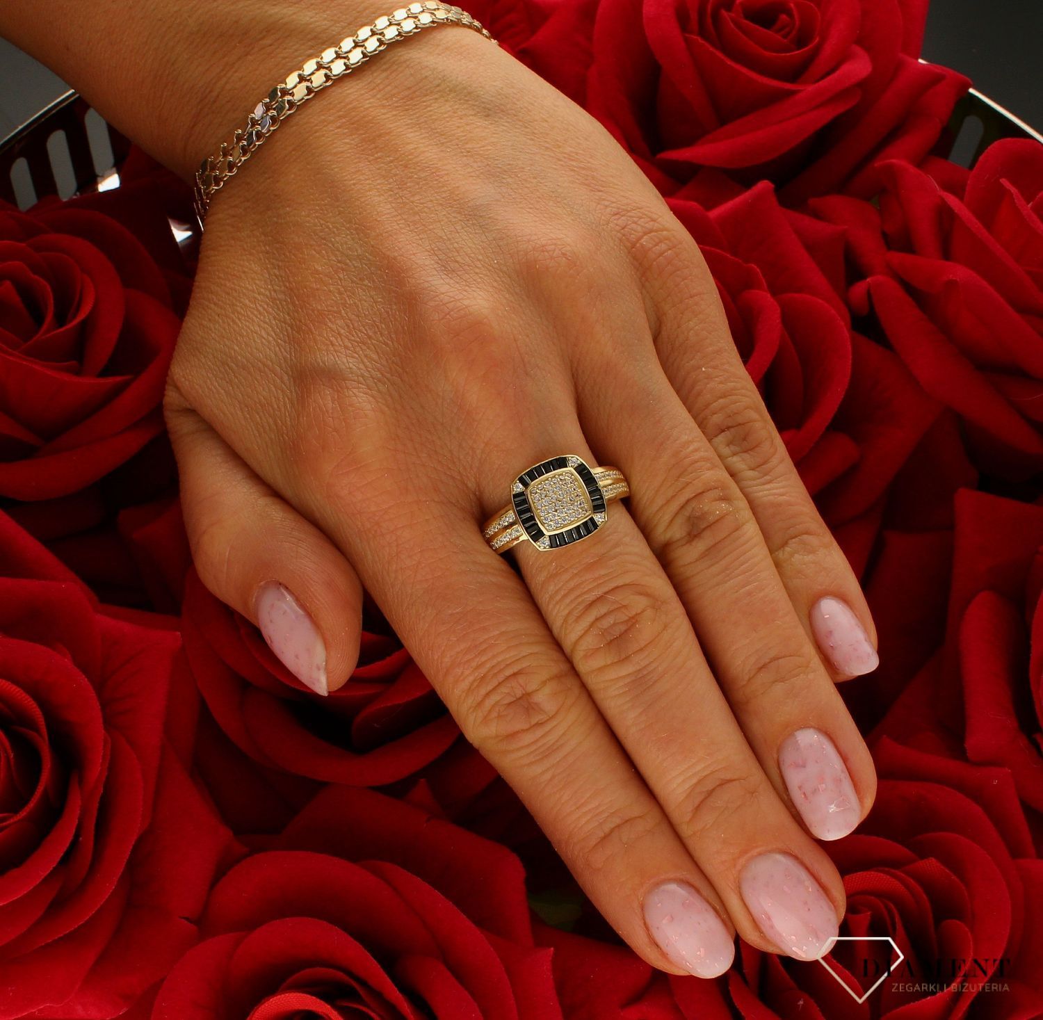 Złoty pierścionek sygnet damski 375 z cyrkoniami rozmiar 22 PI 6514 375. Sygnet damski z kwadratowym oczkiem. Złota biżuteria na prezent. Pierścionki złote na prezent. Pomysł na prezent dla kobiety. Oryginalny złoty pierścione.jpg